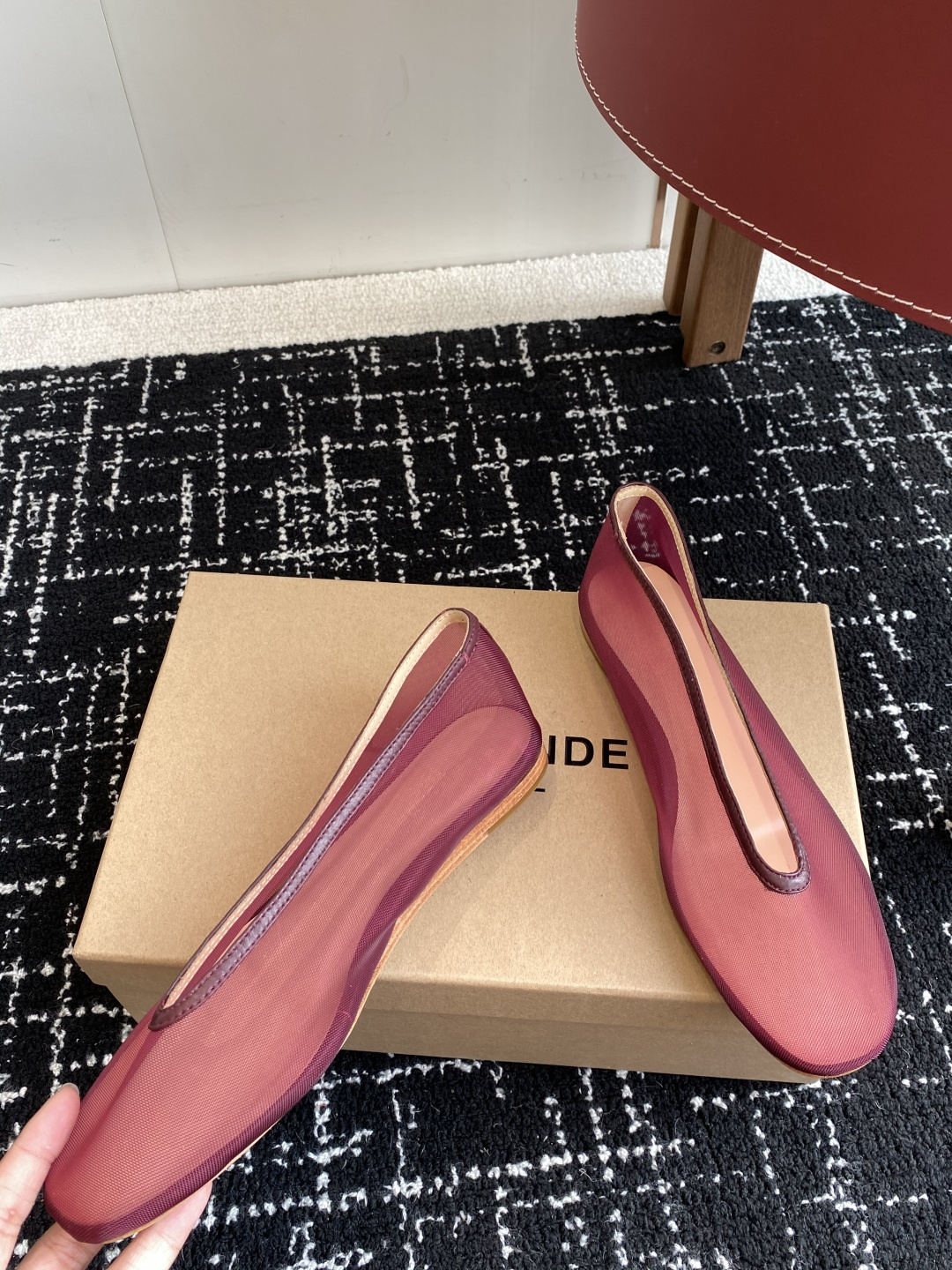 代购级
LE MONDE Beryl 25ss 夏季新款 网面单鞋

光泽莹润、细腻而柔软的面料，有着非