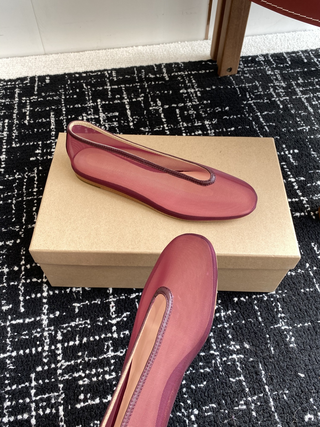 代购级
LE MONDE Beryl 25ss 夏季新款 网面单鞋

光泽莹润、细腻而柔软的面料，有着非