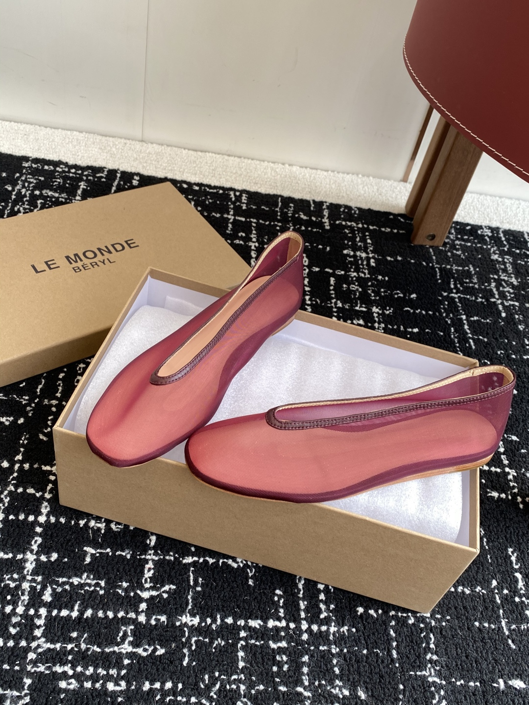 代购级
LE MONDE Beryl 25ss 夏季新款 网面单鞋

光泽莹润、细腻而柔软的面料，有着非