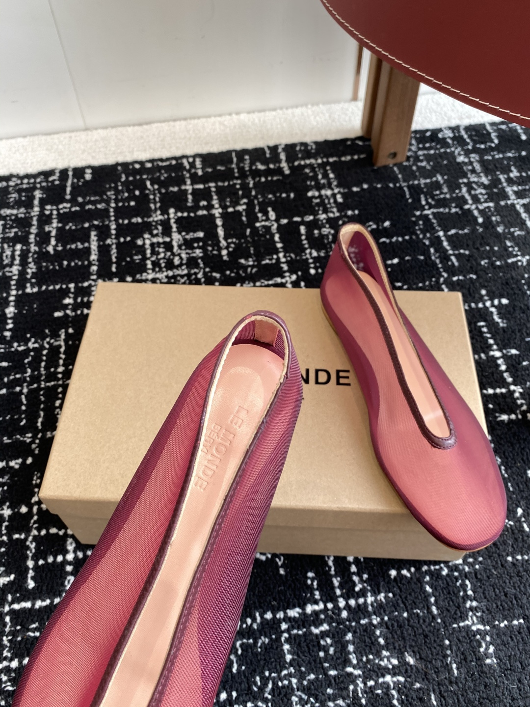 代购级
LE MONDE Beryl 25ss 夏季新款 网面单鞋

光泽莹润、细腻而柔软的面料，有着非