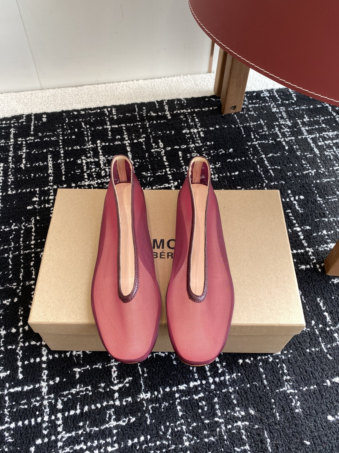 代购级
LE MONDE Beryl 25ss 夏季新款 网面单鞋

光泽莹润、细腻而柔软的面料，有着非