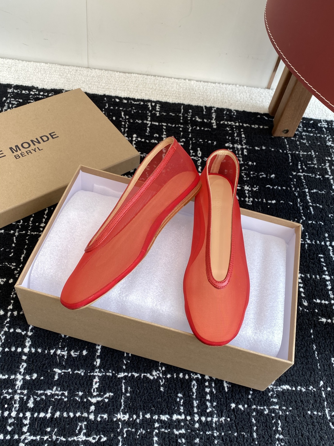 代购级
LE MONDE Beryl 25ss 夏季新款 网面单鞋

光泽莹润、细腻而柔软的面料，有着非