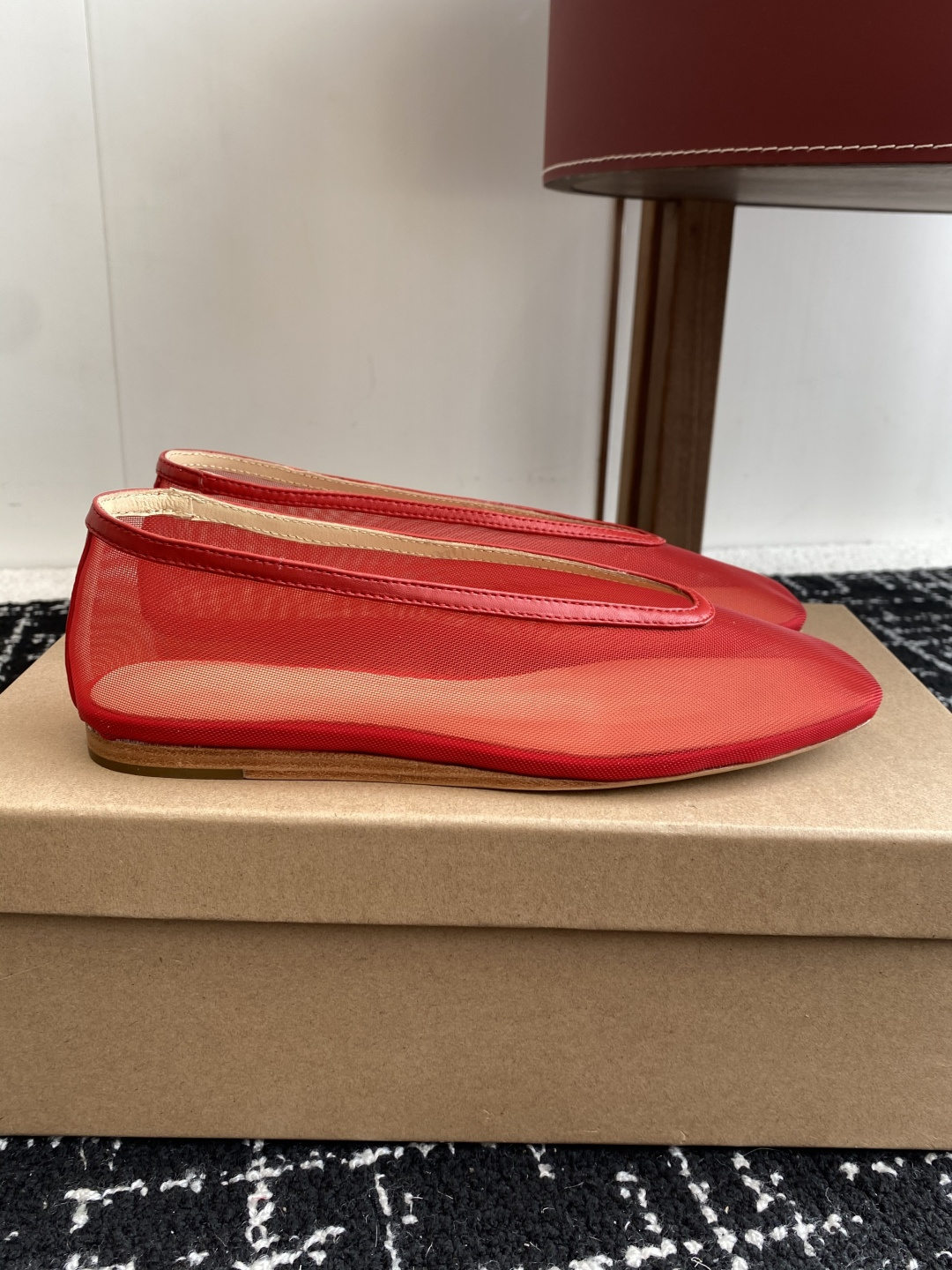 代购级
LE MONDE Beryl 25ss 夏季新款 网面单鞋

光泽莹润、细腻而柔软的面料，有着非