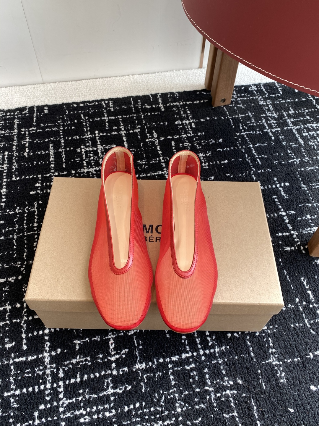 代购级
LE MONDE Beryl 25ss 夏季新款 网面单鞋

光泽莹润、细腻而柔软的面料，有着非