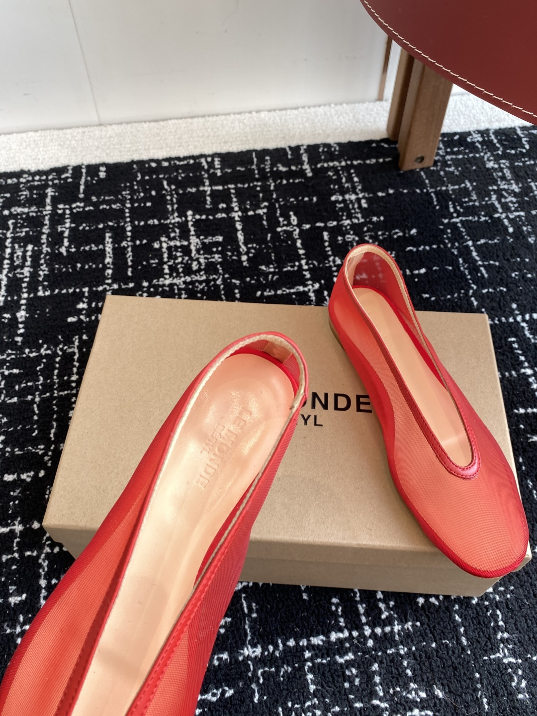 代购级
LE MONDE Beryl 25ss 夏季新款 网面单鞋

光泽莹润、细腻而柔软的面料，有着非