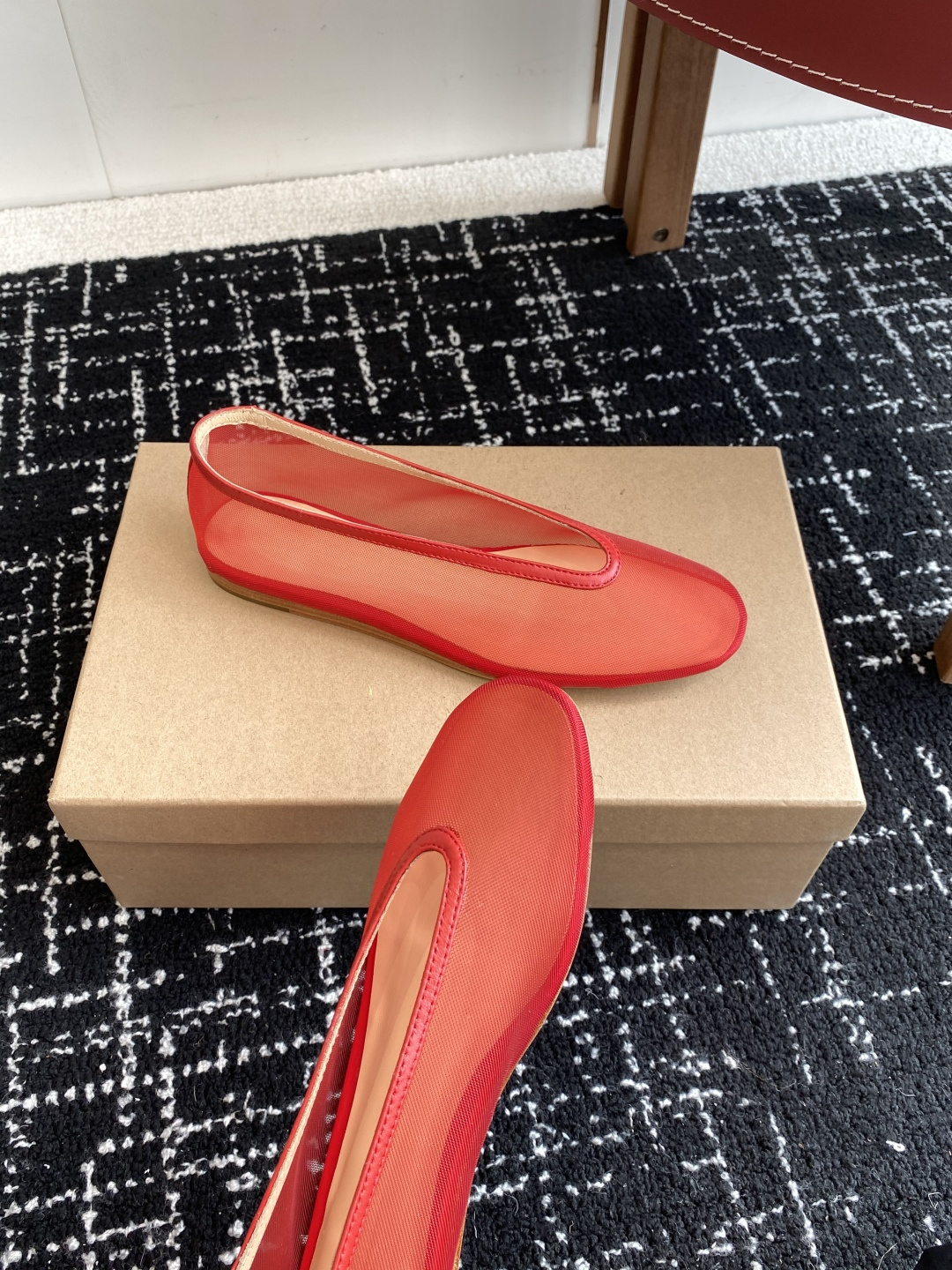 代购级
LE MONDE Beryl 25ss 夏季新款 网面单鞋

光泽莹润、细腻而柔软的面料，有着非