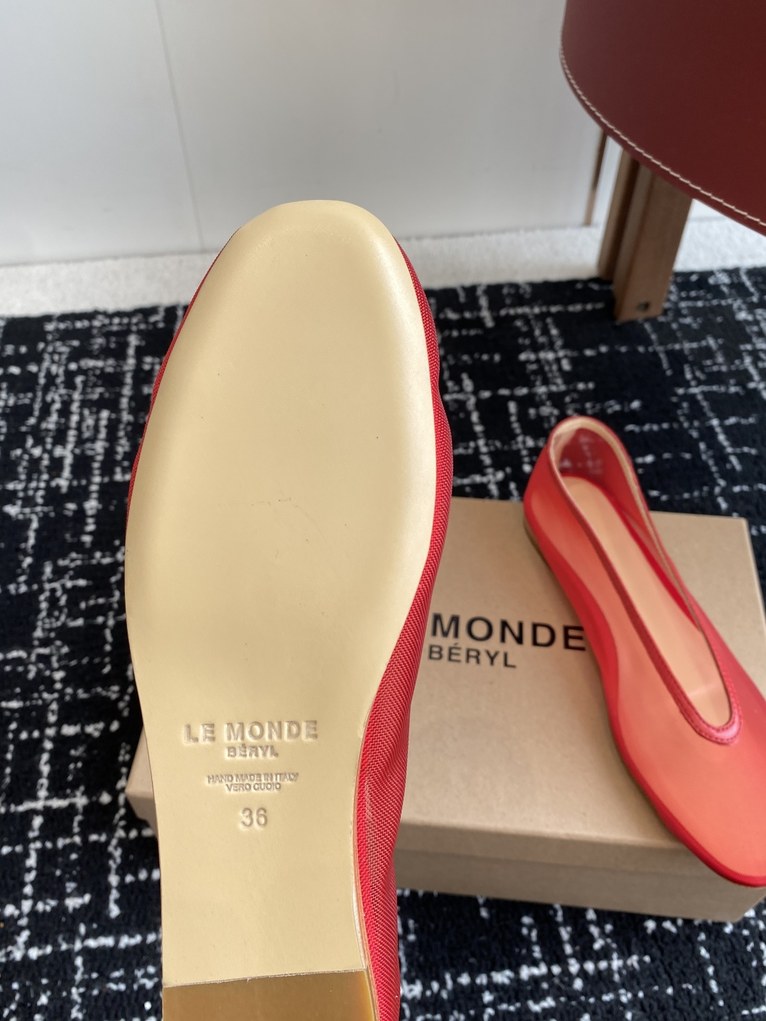 代购级
LE MONDE Beryl 25ss 夏季新款 网面单鞋

光泽莹润、细腻而柔软的面料，有着非