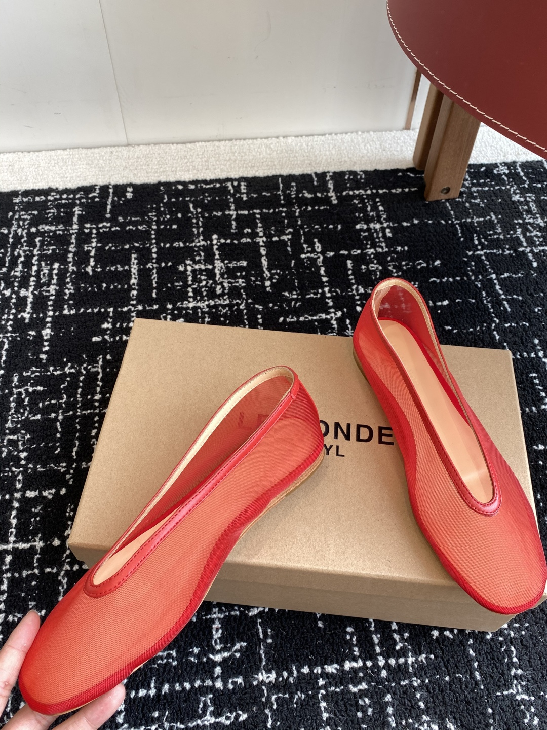 代购级
LE MONDE Beryl 25ss 夏季新款 网面单鞋

光泽莹润、细腻而柔软的面料，有着非