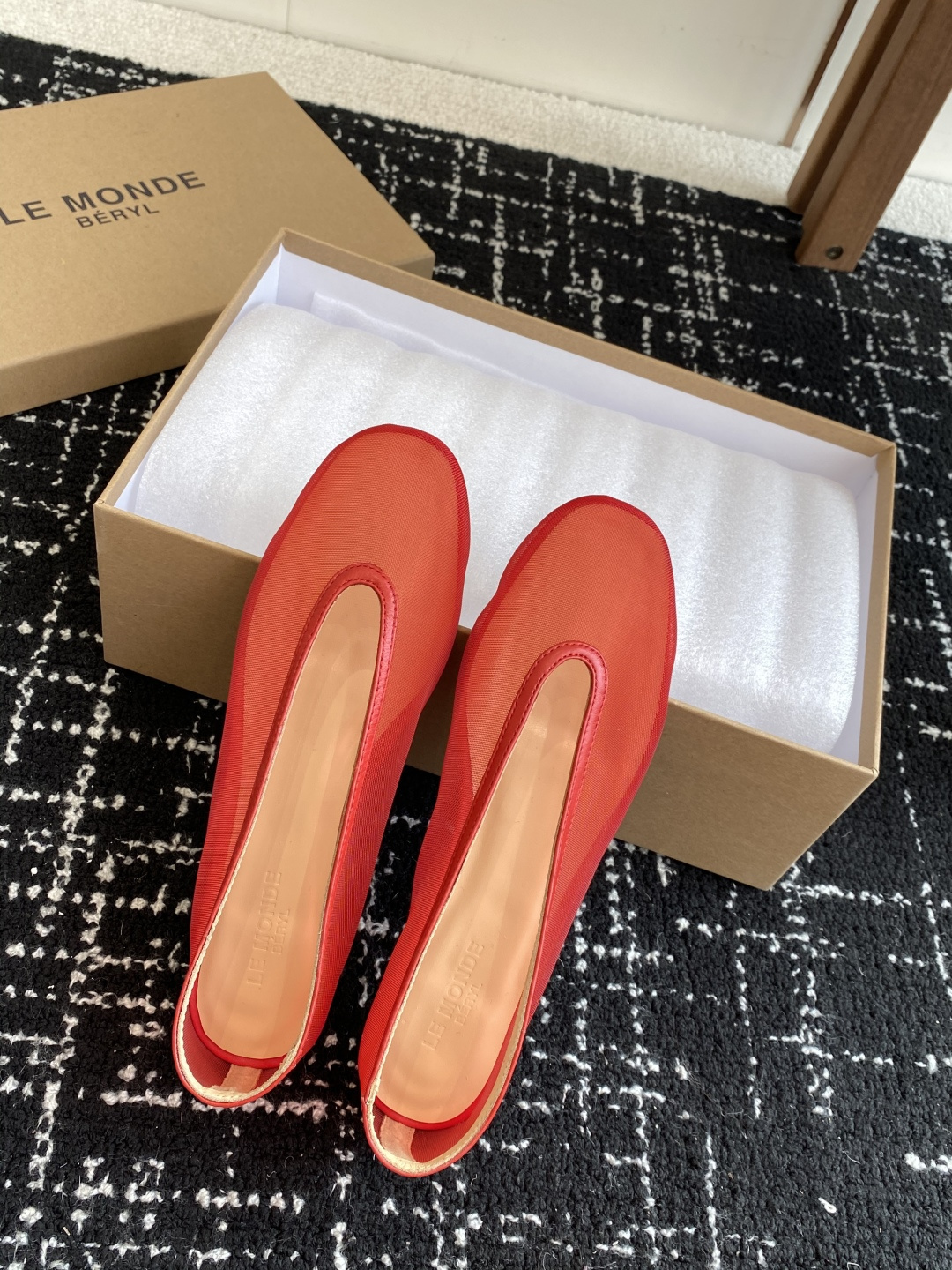 代购级
LE MONDE Beryl 25ss 夏季新款 网面单鞋

光泽莹润、细腻而柔软的面料，有着非