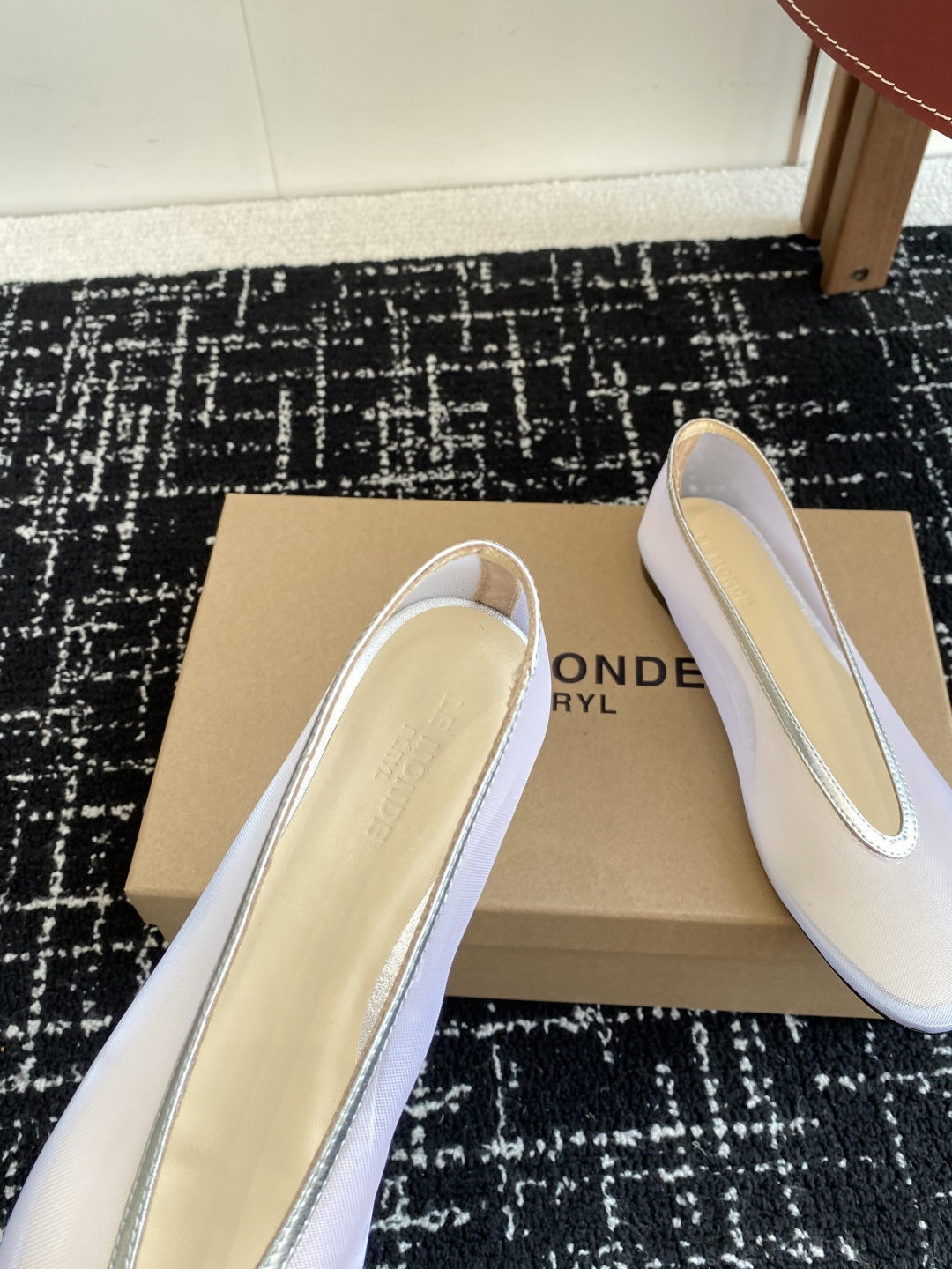 代购级
LE MONDE Beryl 25ss 夏季新款 网面单鞋

光泽莹润、细腻而柔软的面料，有着非