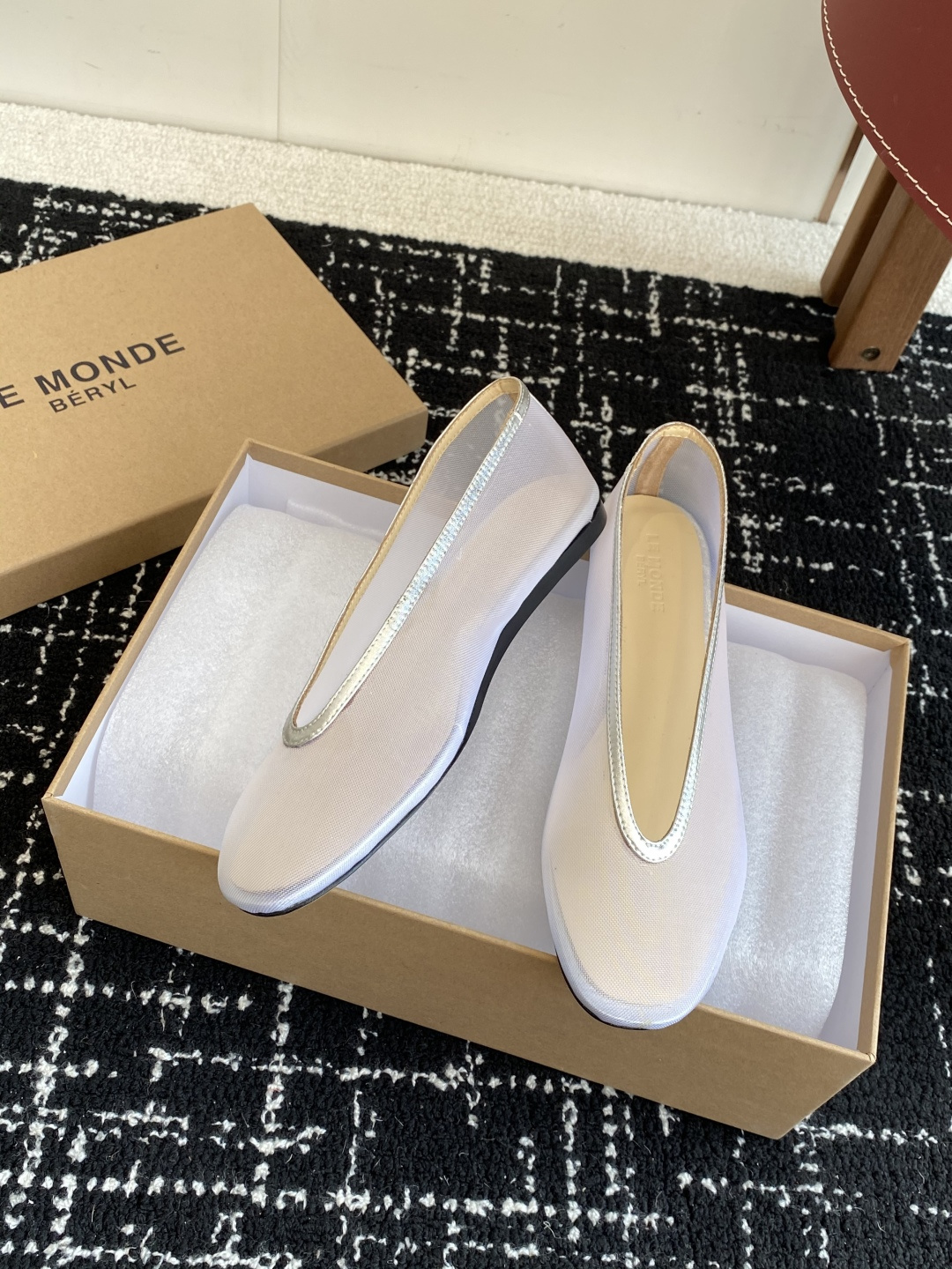 代购级
LE MONDE Beryl 25ss 夏季新款 网面单鞋

光泽莹润、细腻而柔软的面料，有着非