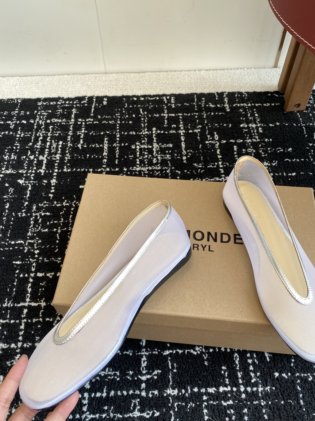 代购级
LE MONDE Beryl 25ss 夏季新款 网面单鞋

光泽莹润、细腻而柔软的面料，有着非