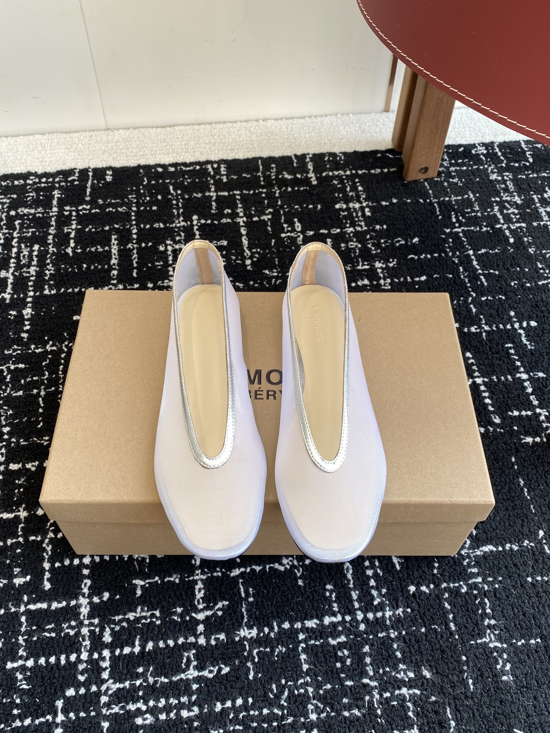 代购级
LE MONDE Beryl 25ss 夏季新款 网面单鞋

光泽莹润、细腻而柔软的面料，有着非