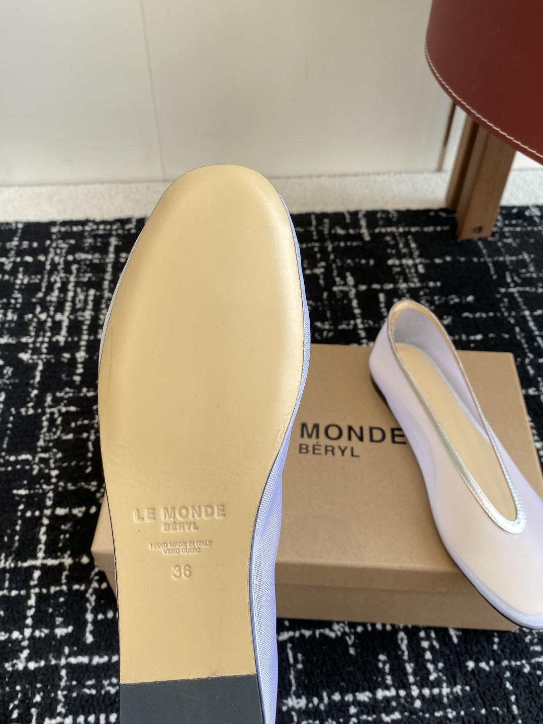 代购级
LE MONDE Beryl 25ss 夏季新款 网面单鞋

光泽莹润、细腻而柔软的面料，有着非