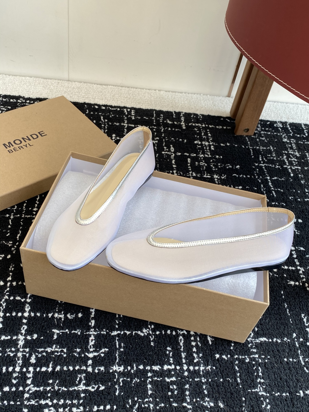 代购级
LE MONDE Beryl 25ss 夏季新款 网面单鞋

光泽莹润、细腻而柔软的面料，有着非