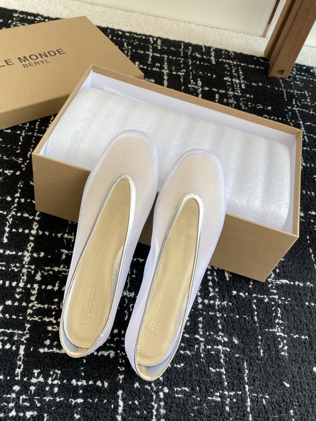 代购级
LE MONDE Beryl 25ss 夏季新款 网面单鞋

光泽莹润、细腻而柔软的面料，有着非