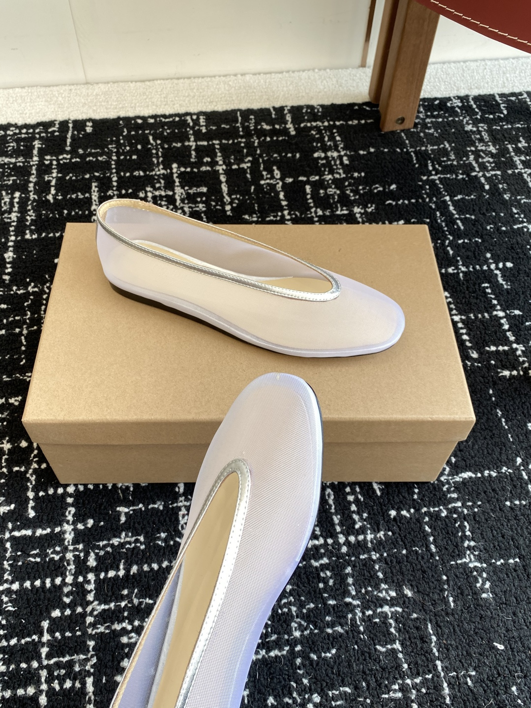 代购级
LE MONDE Beryl 25ss 夏季新款 网面单鞋

光泽莹润、细腻而柔软的面料，有着非