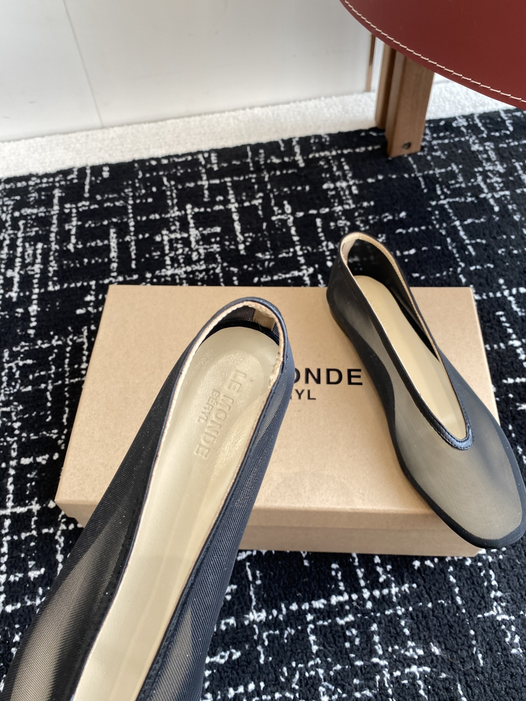 代购级
LE MONDE Beryl 25ss 夏季新款 网面单鞋

光泽莹润、细腻而柔软的面料，有着非