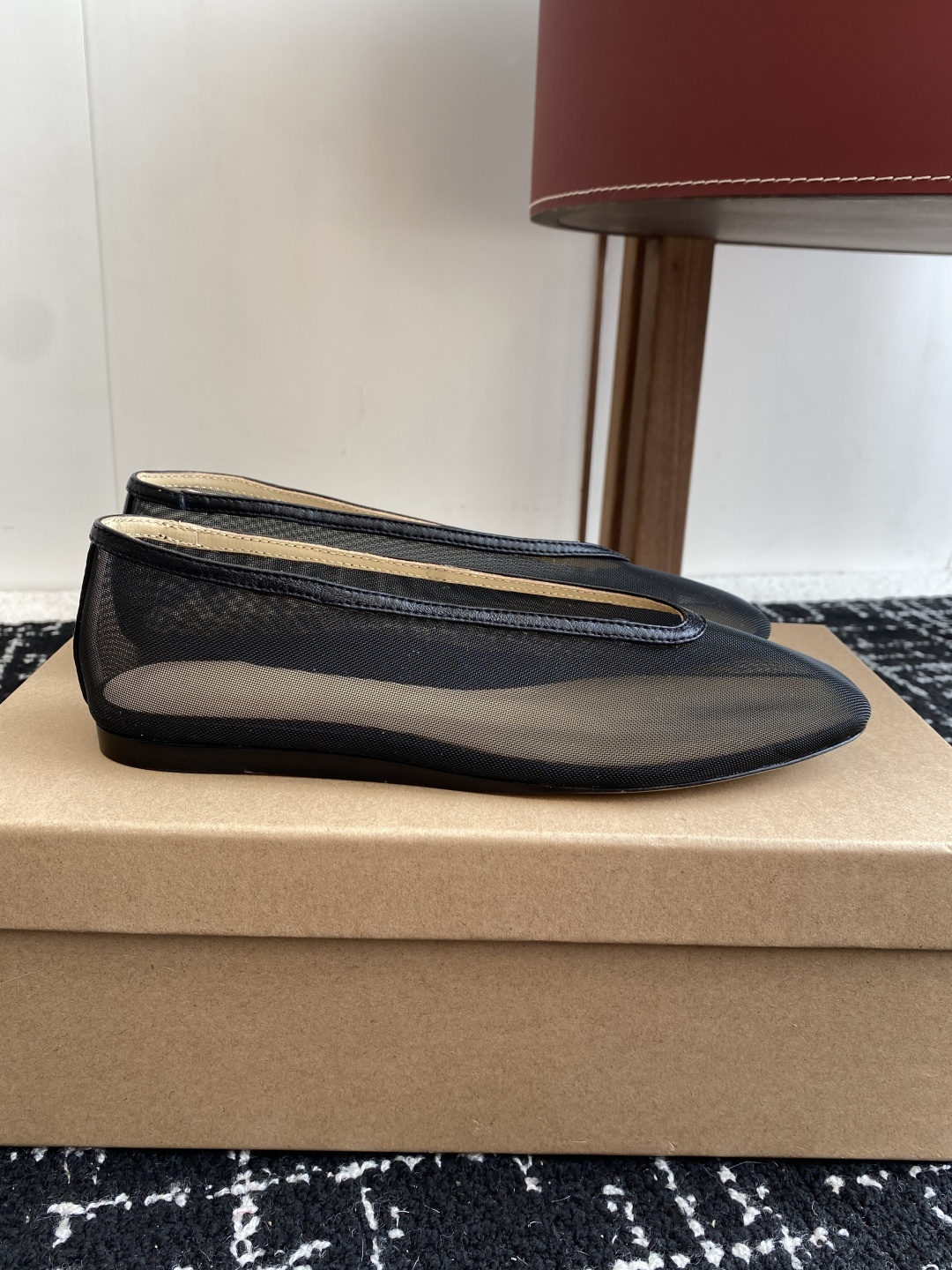 代购级
LE MONDE Beryl 25ss 夏季新款 网面单鞋

光泽莹润、细腻而柔软的面料，有着非