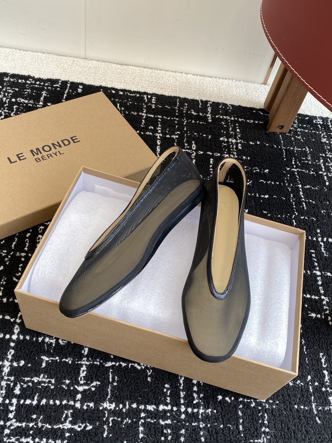 代购级
LE MONDE Beryl 25ss 夏季新款 网面单鞋

光泽莹润、细腻而柔软的面料，有着非