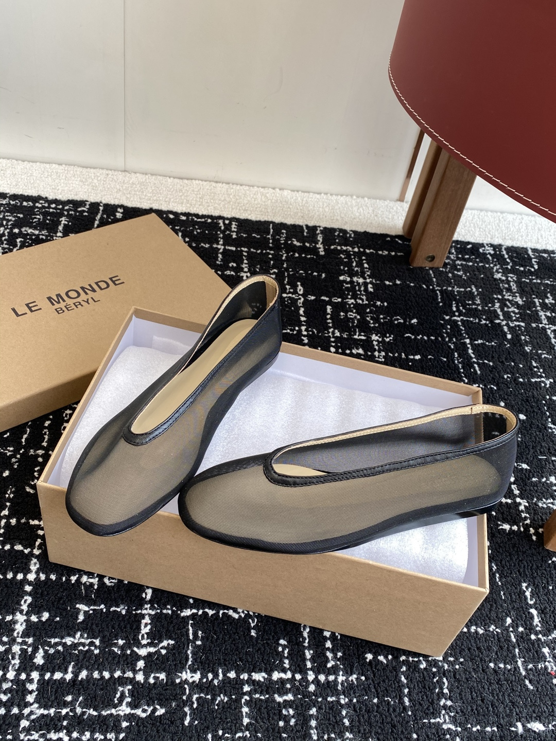 代购级
LE MONDE Beryl 25ss 夏季新款 网面单鞋

光泽莹润、细腻而柔软的面料，有着非