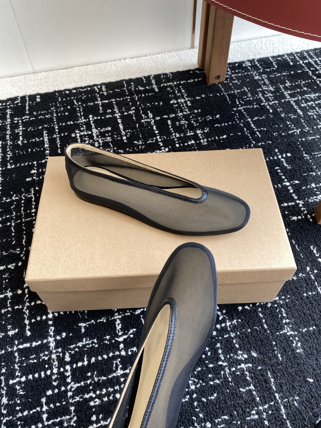 代购级
LE MONDE Beryl 25ss 夏季新款 网面单鞋

光泽莹润、细腻而柔软的面料，有着非