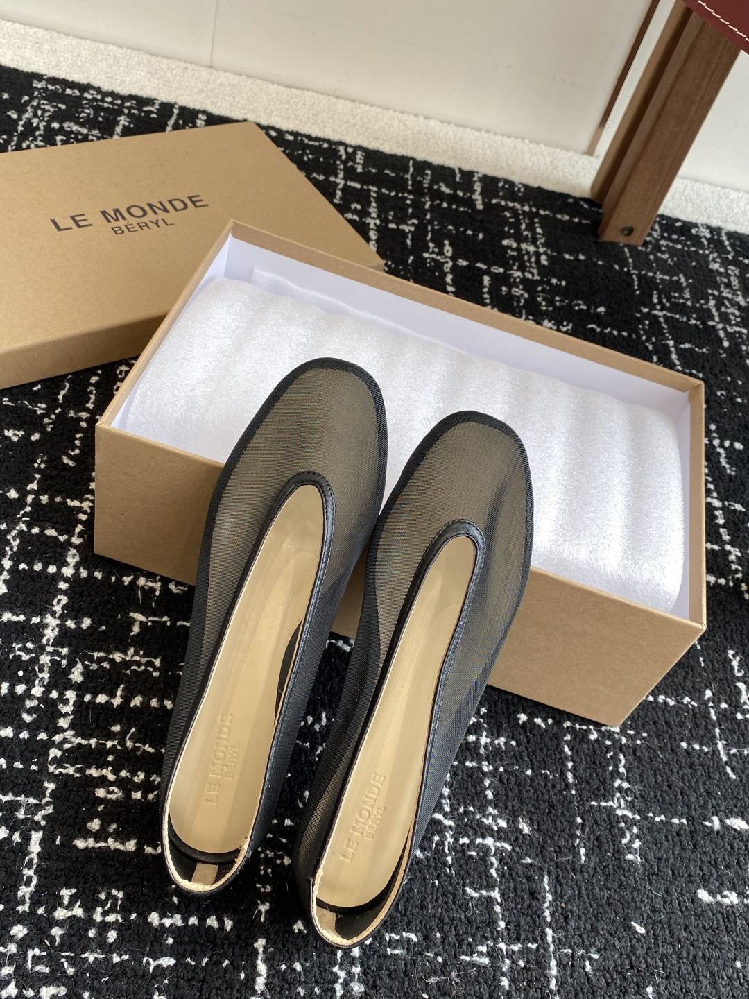 代购级
LE MONDE Beryl 25ss 夏季新款 网面单鞋

光泽莹润、细腻而柔软的面料，有着非