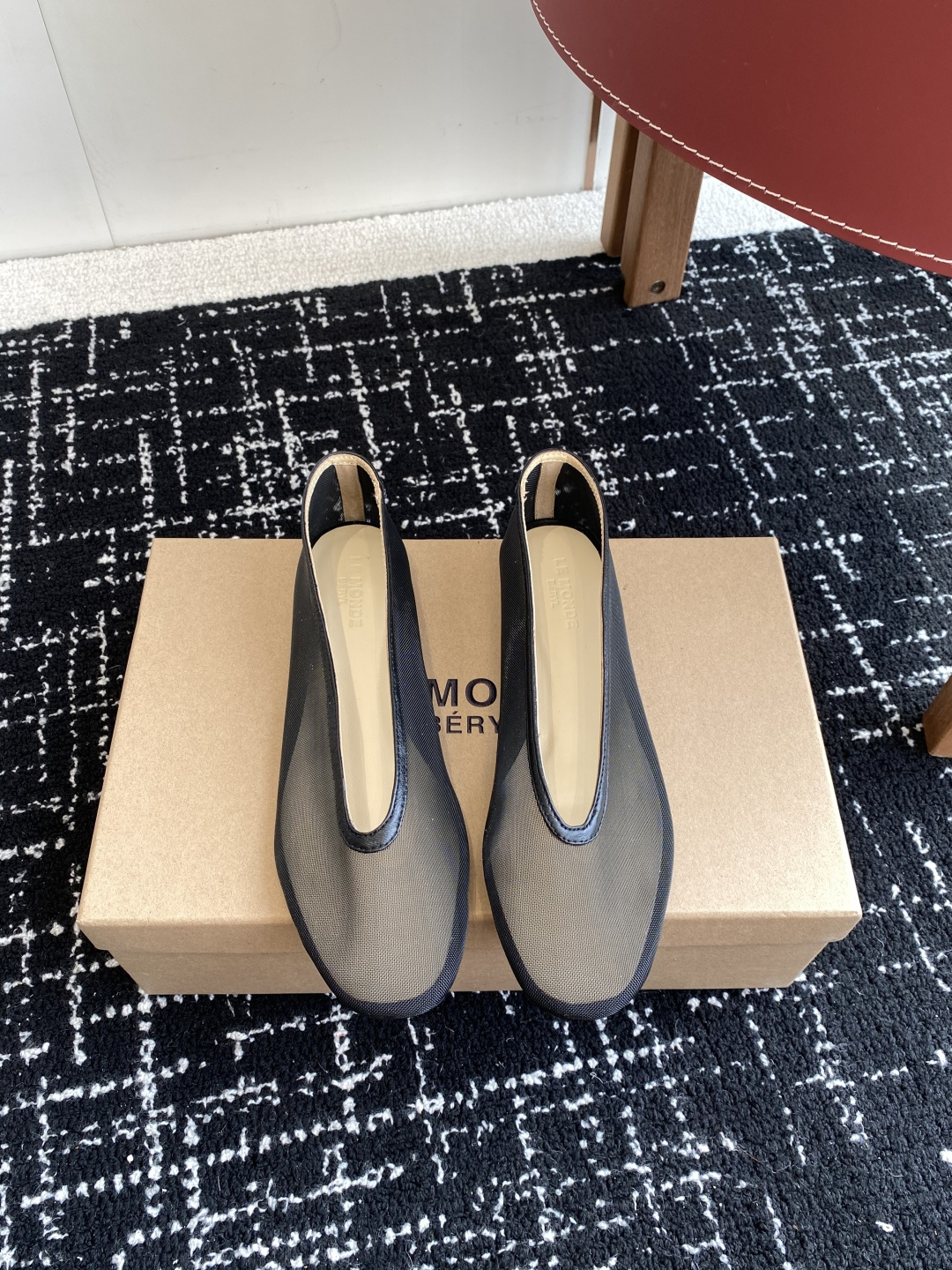 NO:693672,Purchasing agent grade LE MONDE Beryl 25ss new summer mesh single shoes. The shiny, delicate and soft fabric has a very noble texture and gives people an elegant feeling. It is really beautiful when paired with a skirt in summer. Imported mesh fabric, sheepskin foot pads, genuine leather outsole Size35-40 (40 orders made, non-refundable), single shoes, skirts, sheepskin, Leather soles19860909代购级 LE MONDE Beryl 25ss 夏季新款 网面单鞋 光泽莹润、细腻而柔软的面料,有着非常高贵的质感,给人一种优雅的感觉,夏天搭配裙子真的超级美 面料进口网面 羊皮垫脚 真皮大底 Size35-40（40订做不退换）,单鞋,skirts,sheepskin,Leather soles,Women's Shoes