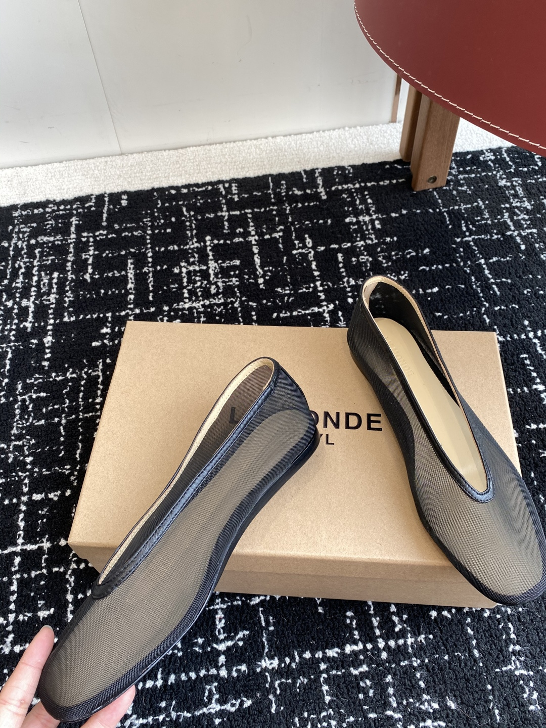 代购级
LE MONDE Beryl 25ss 夏季新款 网面单鞋

光泽莹润、细腻而柔软的面料，有着非