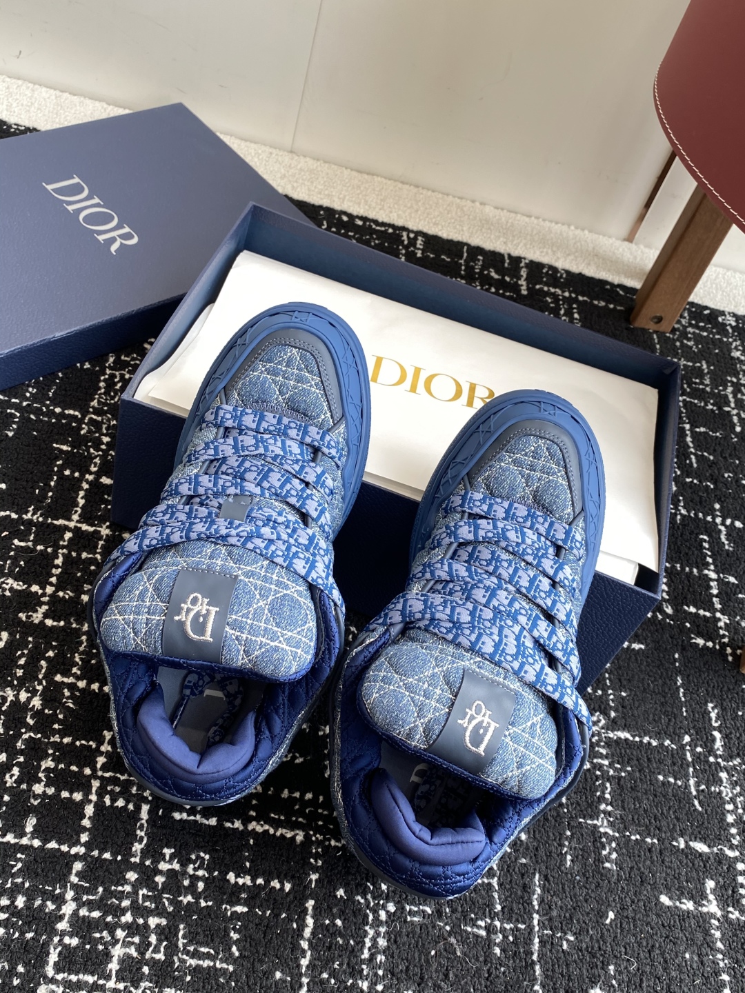 代购级
Dior 25ss 新色面包鞋迪奥运动跑鞋 新款运动鞋

以现代线条彰显时尚风范，为男士潇洒造型