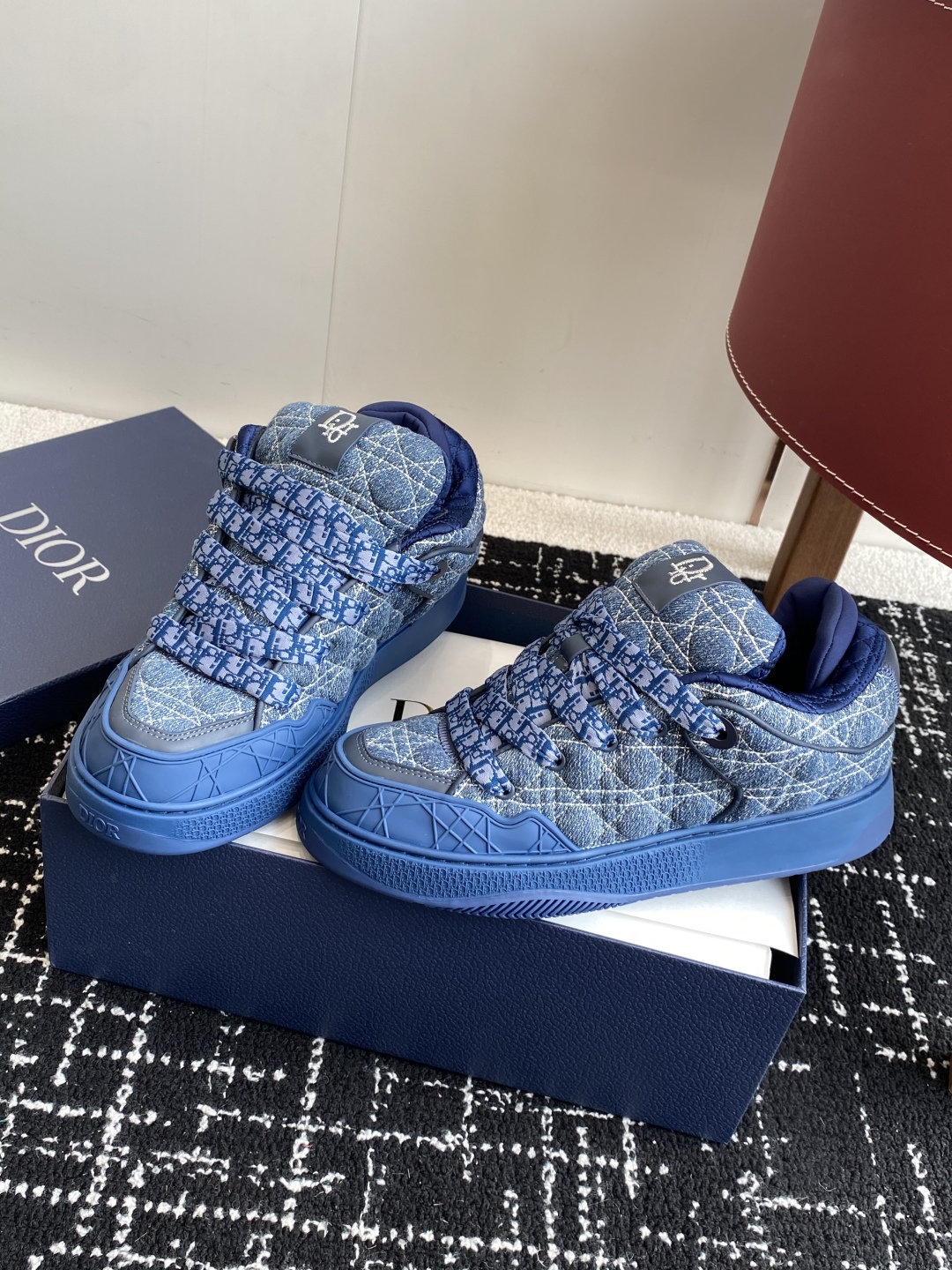 代购级
Dior 25ss 新色面包鞋迪奥运动跑鞋 新款运动鞋

以现代线条彰显时尚风范，为男士潇洒造型