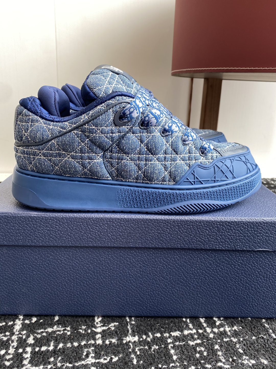 代购级
Dior 25ss 新色面包鞋迪奥运动跑鞋 新款运动鞋

以现代线条彰显时尚风范，为男士潇洒造型
