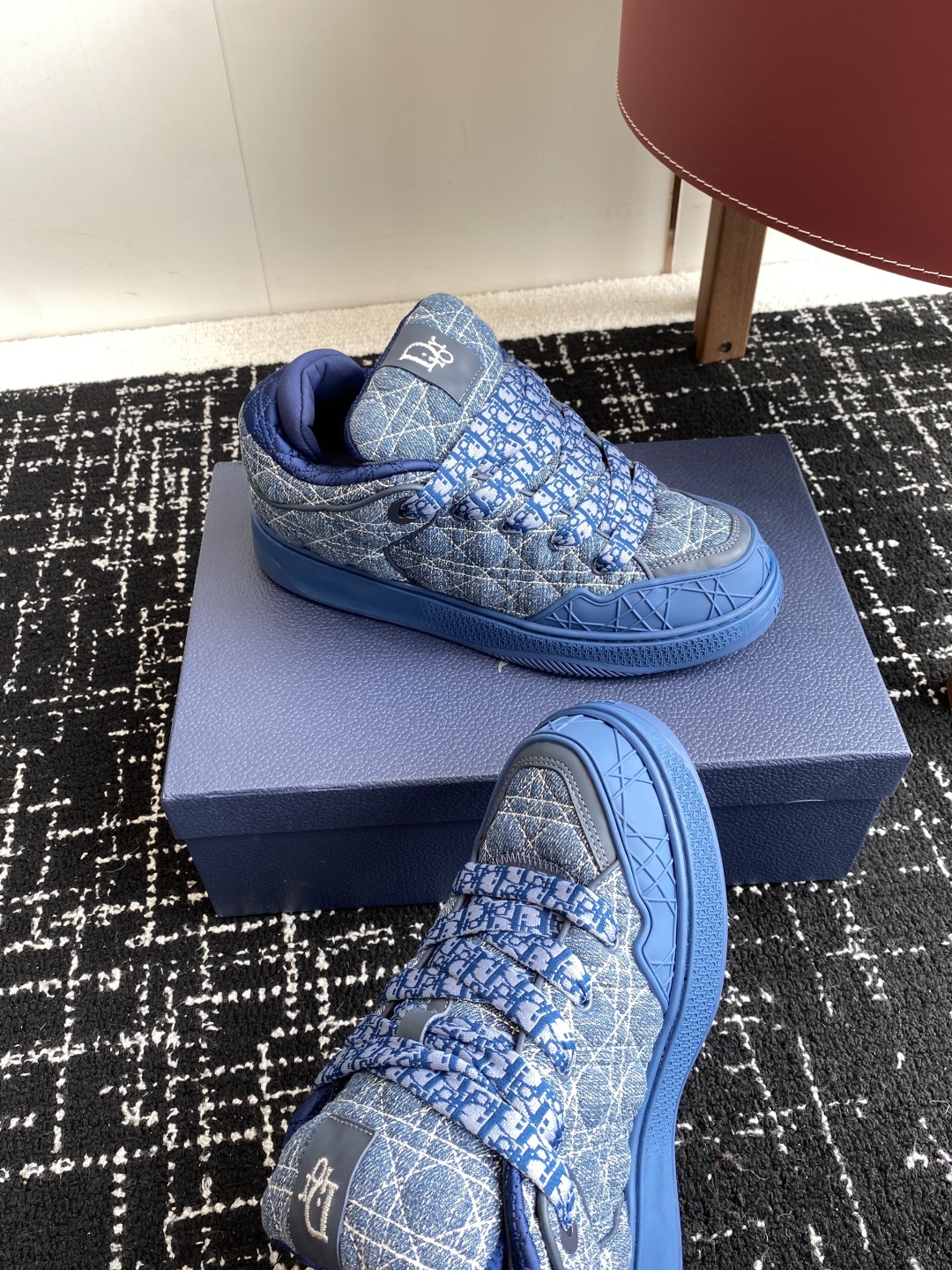 代购级
Dior 25ss 新色面包鞋迪奥运动跑鞋 新款运动鞋

以现代线条彰显时尚风范，为男士潇洒造型
