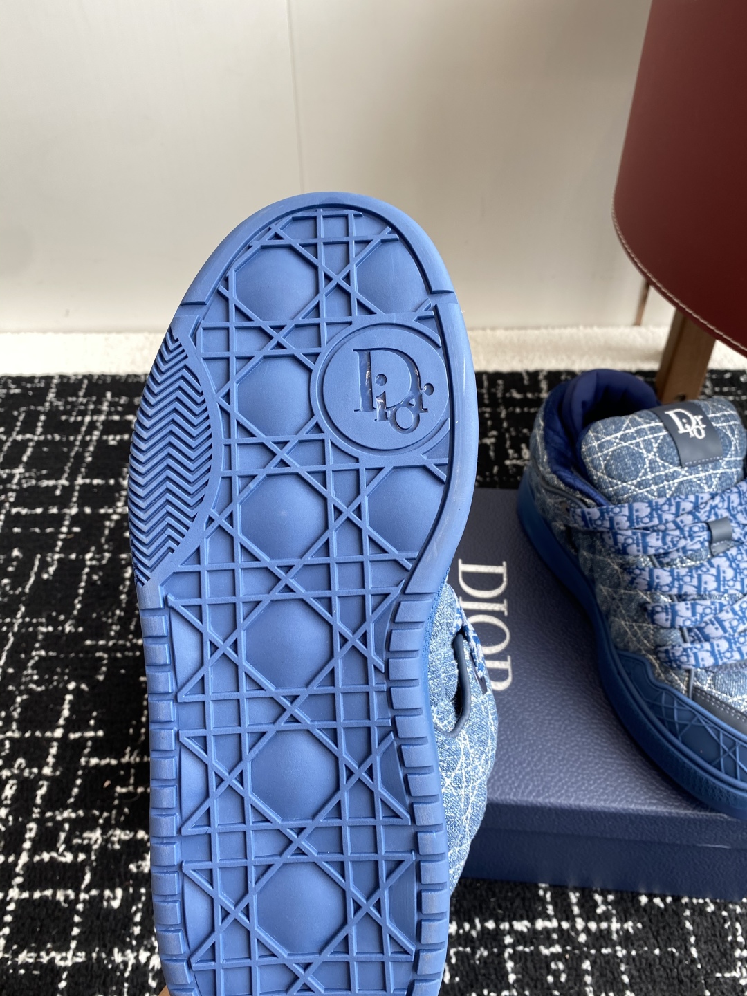 代购级
Dior 25ss 新色面包鞋迪奥运动跑鞋 新款运动鞋

以现代线条彰显时尚风范，为男士潇洒造型