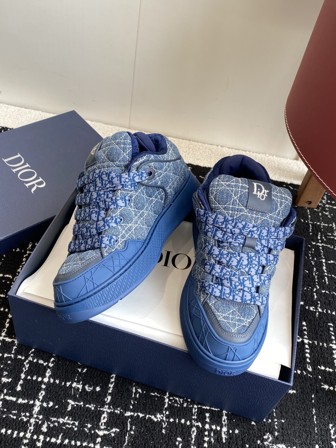 代购级
Dior 25ss 新色面包鞋迪奥运动跑鞋 新款运动鞋

以现代线条彰显时尚风范，为男士潇洒造型