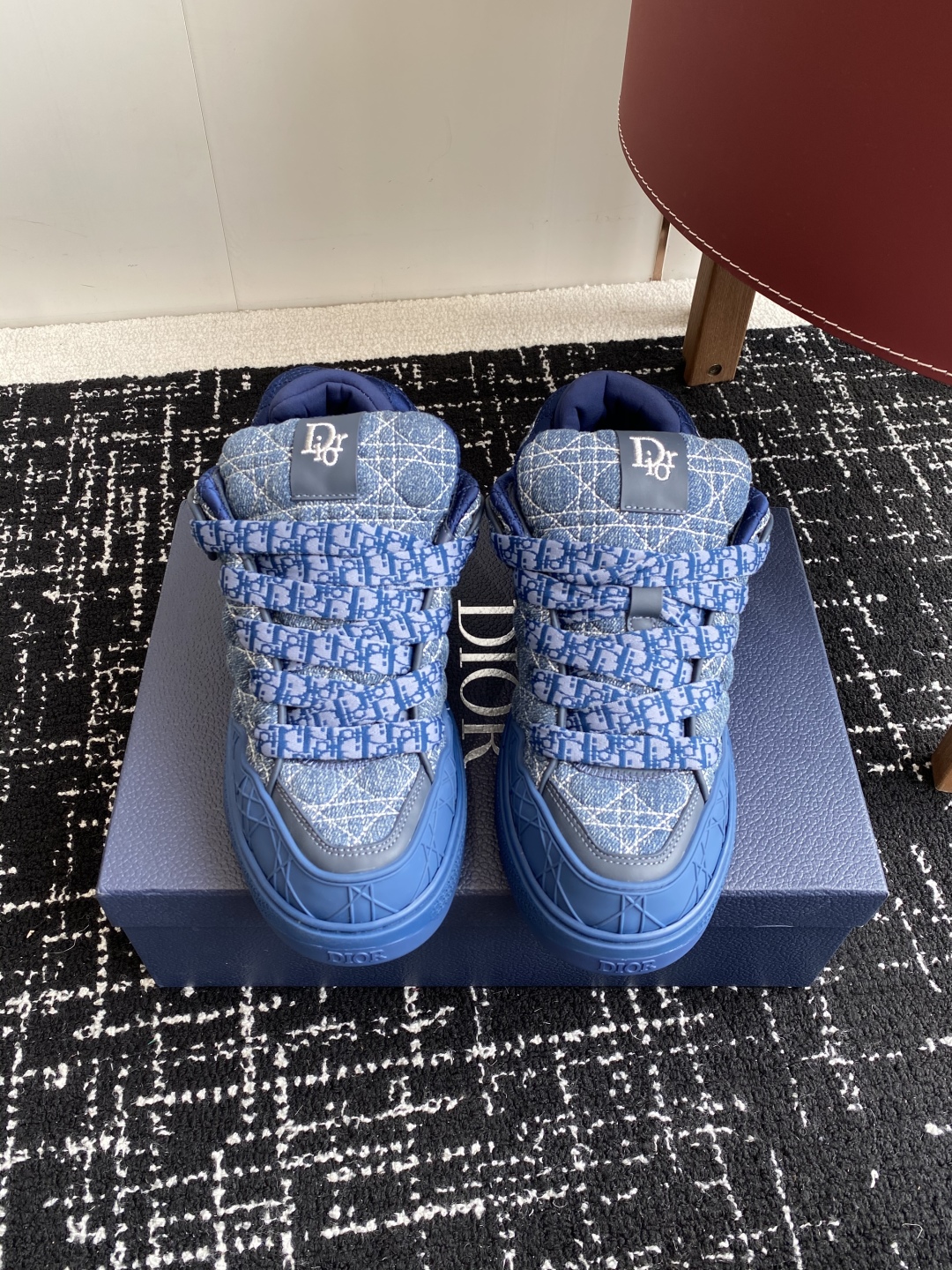 代购级
Dior 25ss 新色面包鞋迪奥运动跑鞋 新款运动鞋

以现代线条彰显时尚风范，为男士潇洒造型