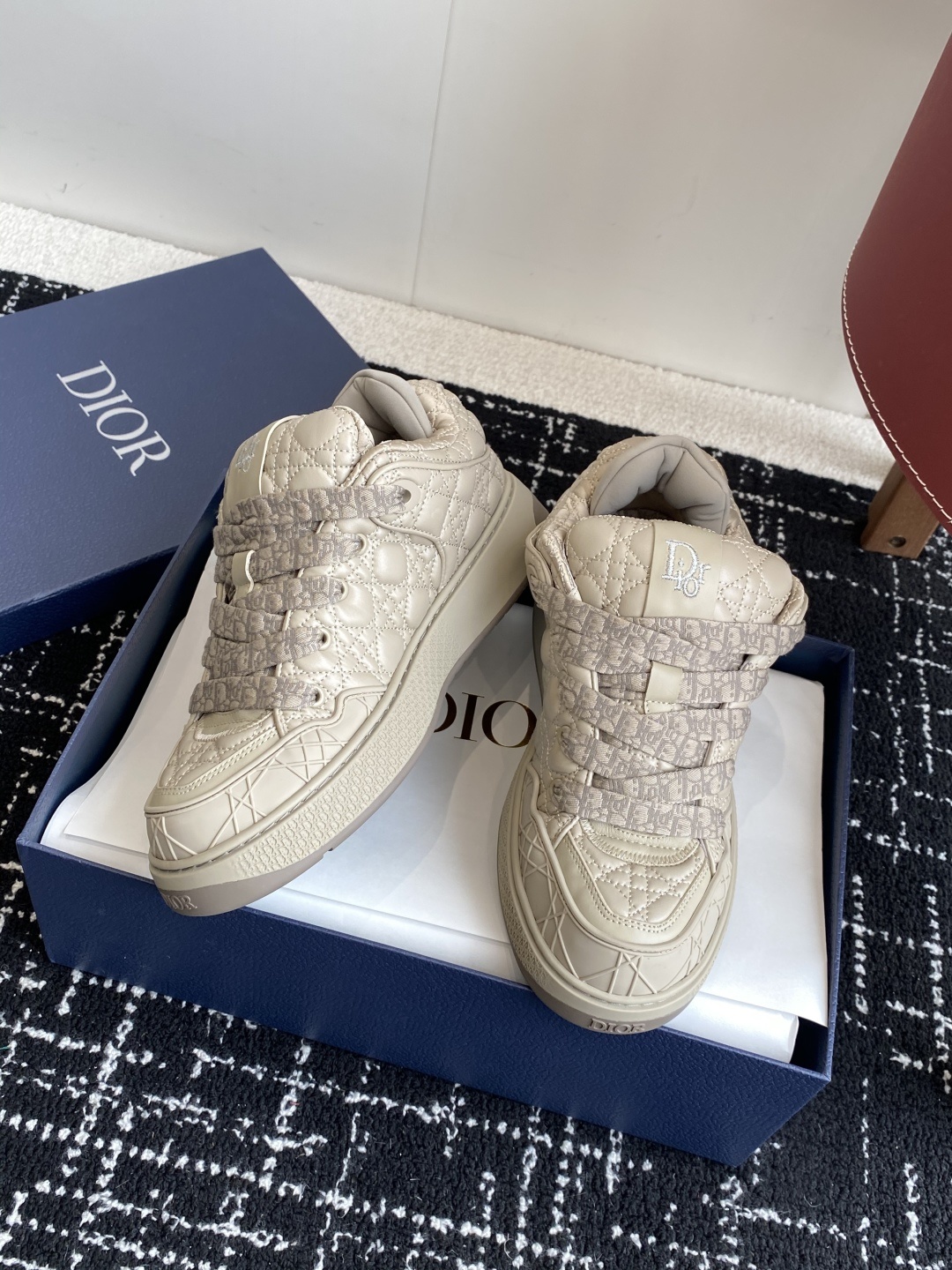 代购级
Dior 25ss 新色面包鞋迪奥运动跑鞋 新款运动鞋
以现代线条彰显时尚风范,为男士潇洒造型