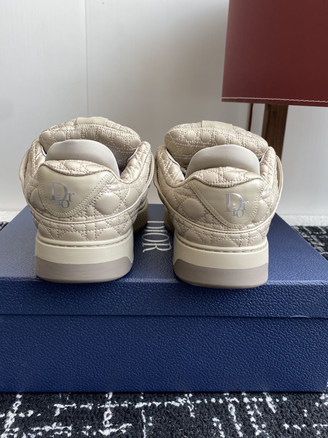 代购级
Dior 25ss 新色面包鞋迪奥运动跑鞋 新款运动鞋
以现代线条彰显时尚风范,为男士潇洒造型