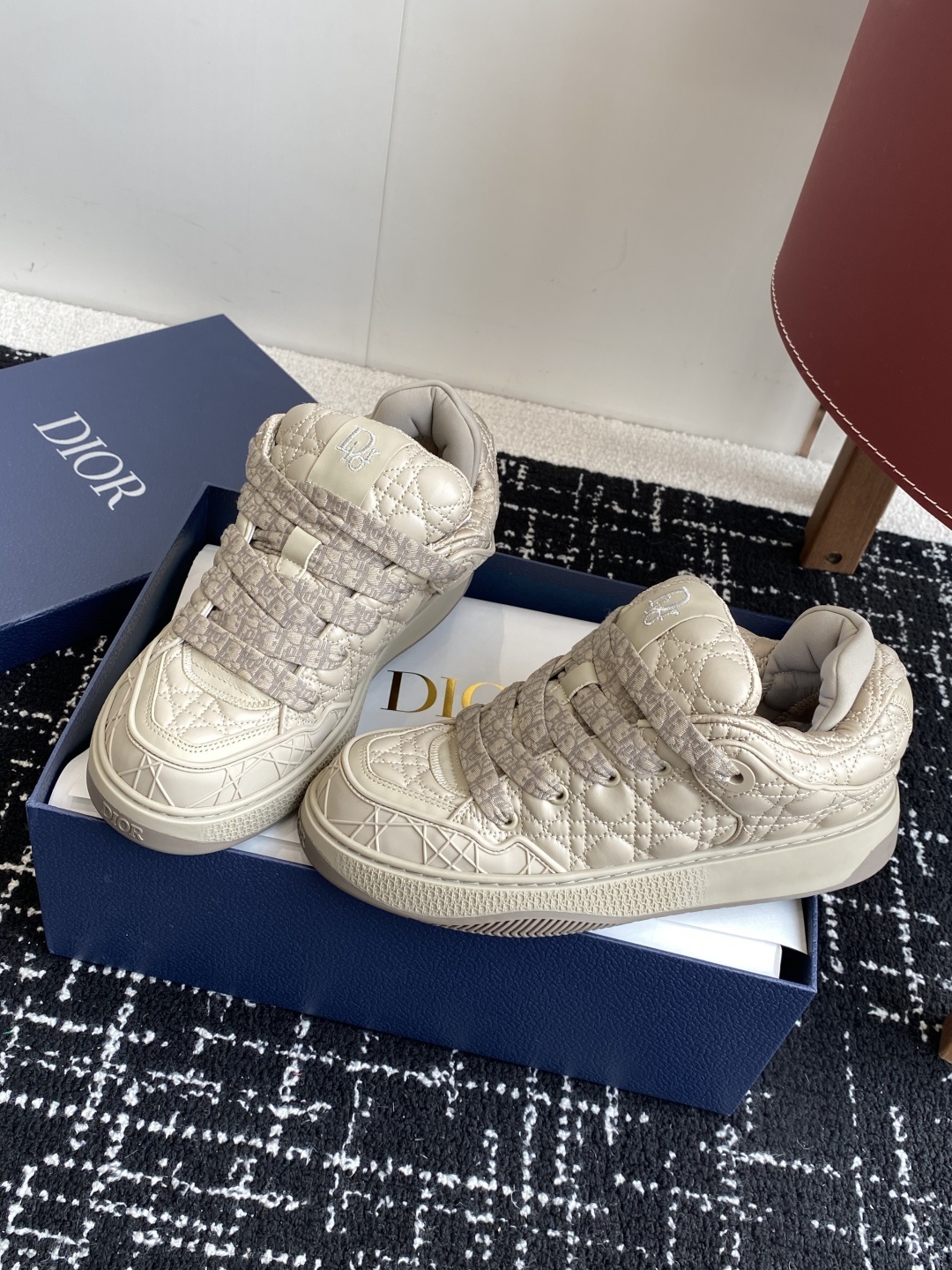代购级
Dior 25ss 新色面包鞋迪奥运动跑鞋 新款运动鞋
以现代线条彰显时尚风范,为男士潇洒造型