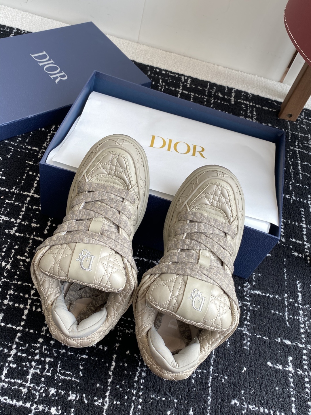 代购级
Dior 25ss 新色面包鞋迪奥运动跑鞋 新款运动鞋
以现代线条彰显时尚风范,为男士潇洒造型