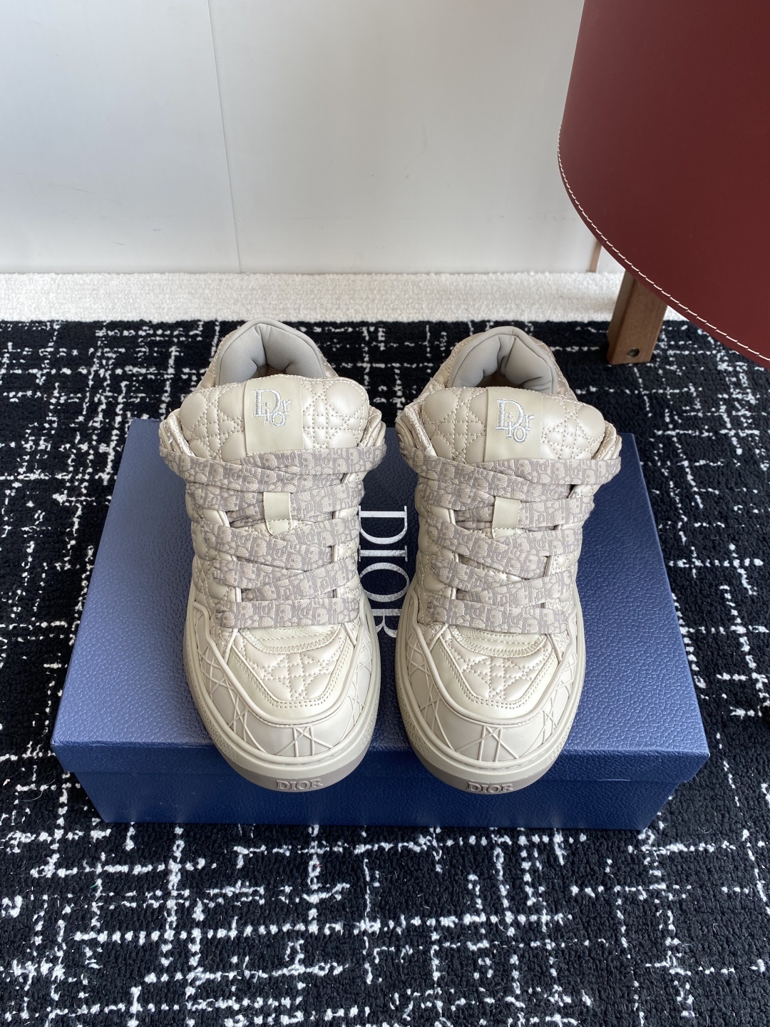 代购级
Dior 25ss 新色面包鞋迪奥运动跑鞋 新款运动鞋
以现代线条彰显时尚风范,为男士潇洒造型