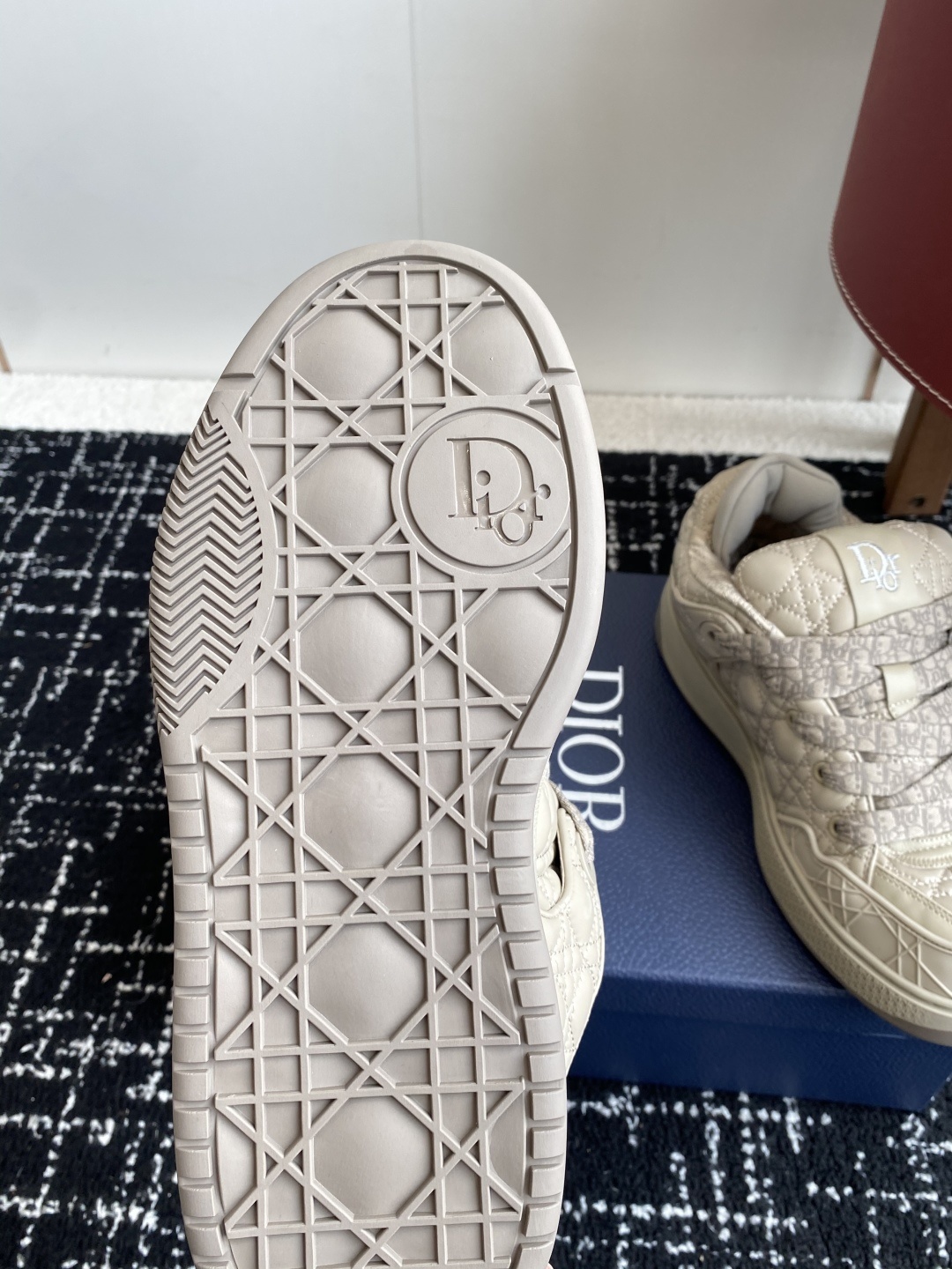 代购级
Dior 25ss 新色面包鞋迪奥运动跑鞋 新款运动鞋
以现代线条彰显时尚风范,为男士潇洒造型