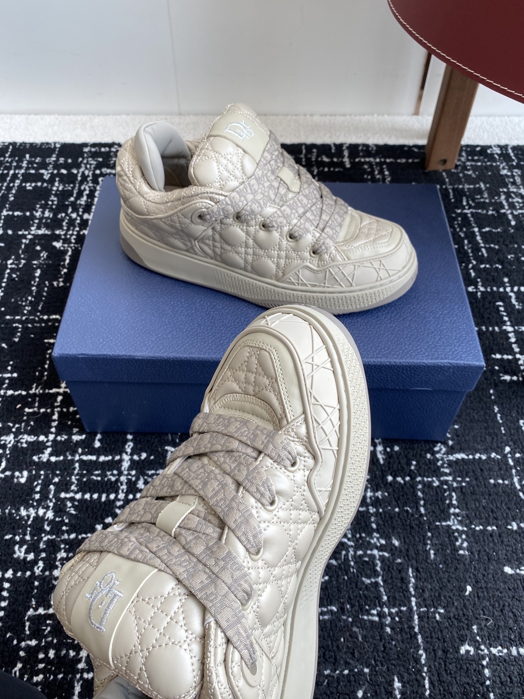 代购级
Dior 25ss 新色面包鞋迪奥运动跑鞋 新款运动鞋
以现代线条彰显时尚风范,为男士潇洒造型
