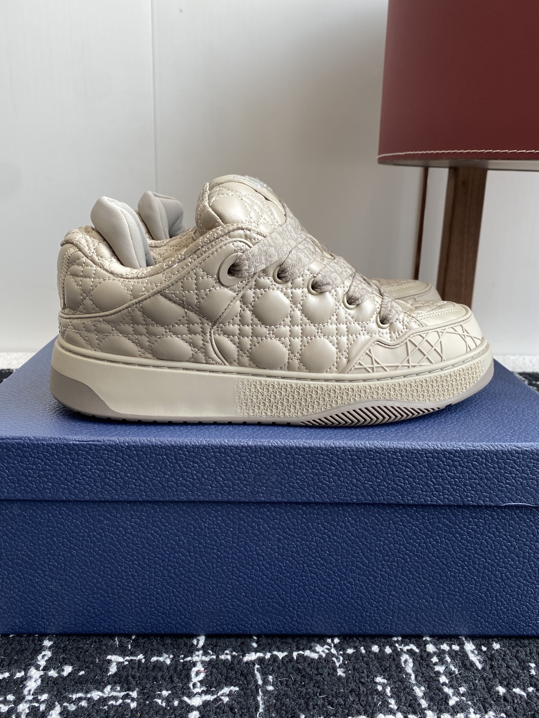 代购级
Dior 25ss 新色面包鞋迪奥运动跑鞋 新款运动鞋
以现代线条彰显时尚风范,为男士潇洒造型