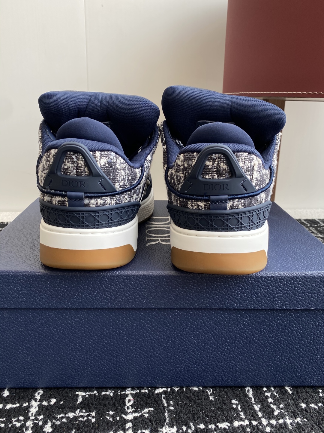 代购级
Dior 25ss 新色面包鞋迪奥运动跑鞋 新款运动鞋

以现代线条彰显时尚风范，为男士潇洒造型