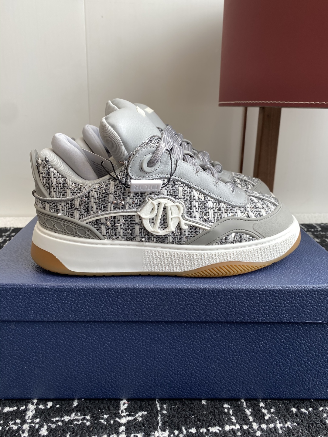 代购级
Dior 25ss 新色面包鞋迪奥运动跑鞋 新款运动鞋

以现代线条彰显时尚风范，为男士潇洒造型