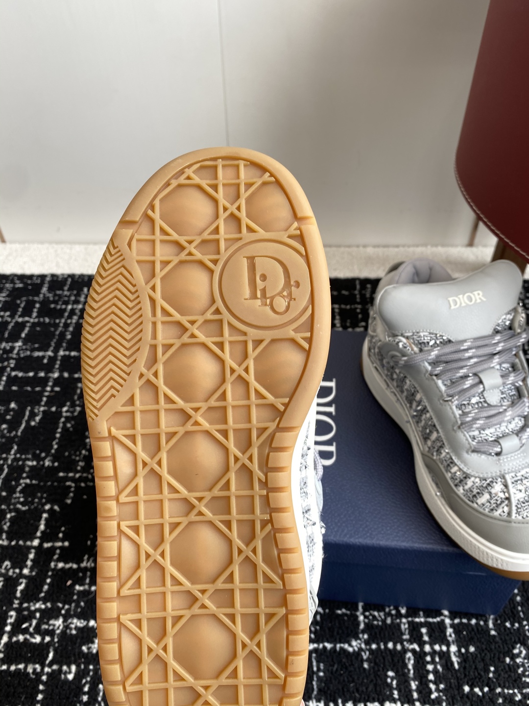 代购级
Dior 25ss 新色面包鞋迪奥运动跑鞋 新款运动鞋

以现代线条彰显时尚风范，为男士潇洒造型