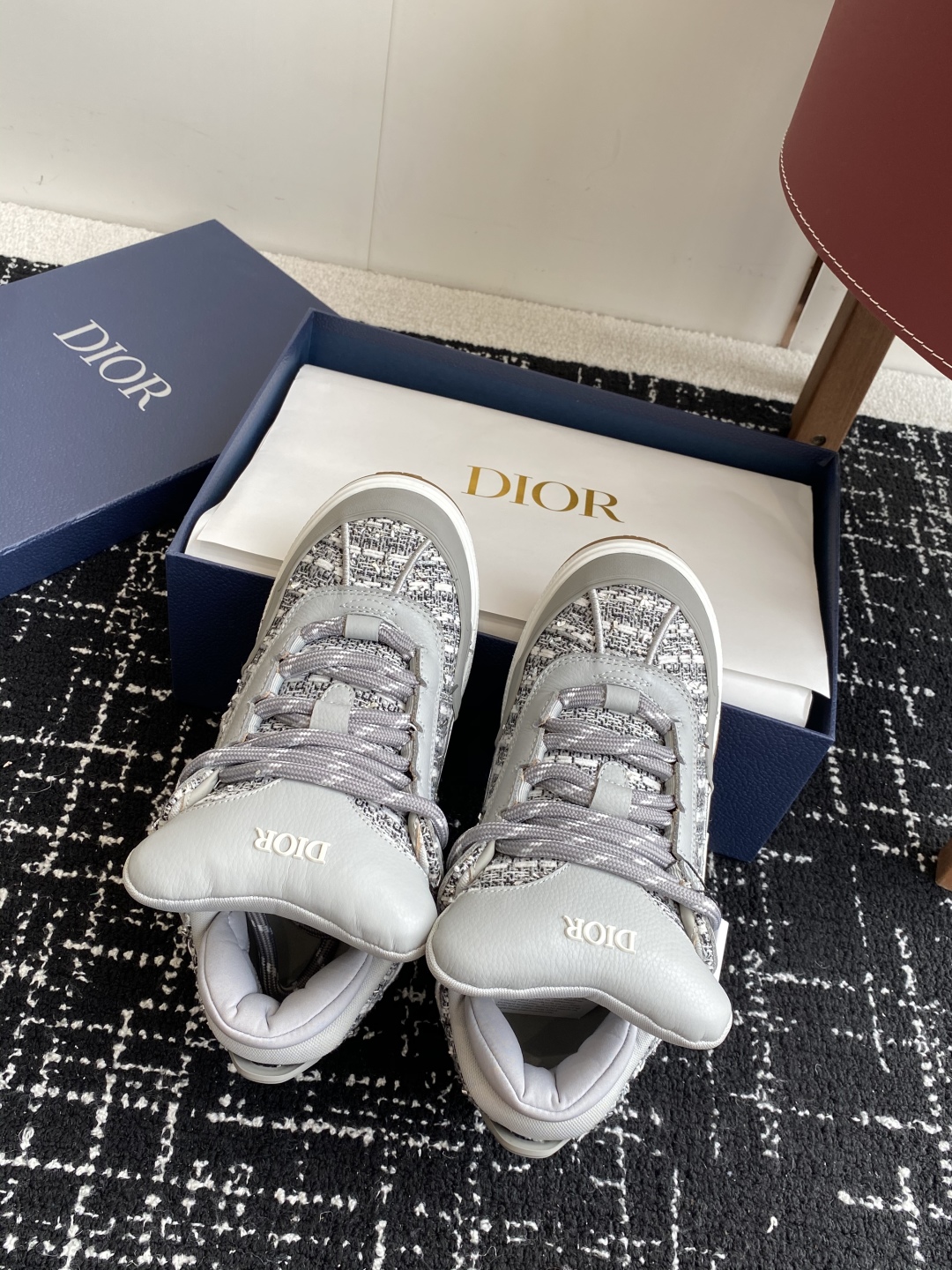 代购级
Dior 25ss 新色面包鞋迪奥运动跑鞋 新款运动鞋

以现代线条彰显时尚风范，为男士潇洒造型