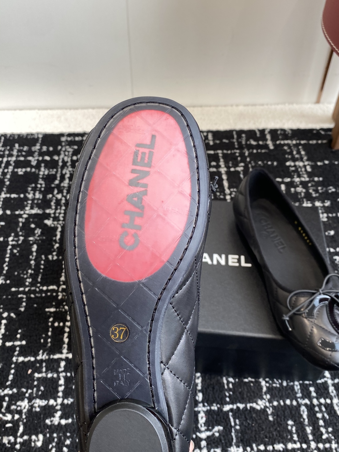 代购级
Chanel 25ss 春夏系列芭蕾舞鞋复古款来袭

非常火的大双C设计手工车线非常耗时耗力
独