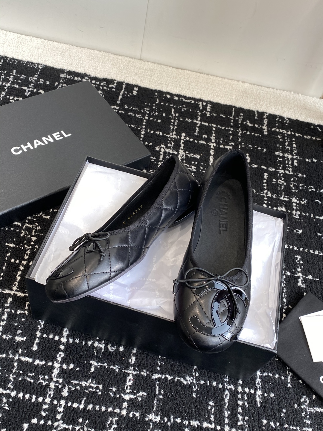代购级
Chanel 25ss 春夏系列芭蕾舞鞋复古款来袭

非常火的大双C设计手工车线非常耗时耗力
独